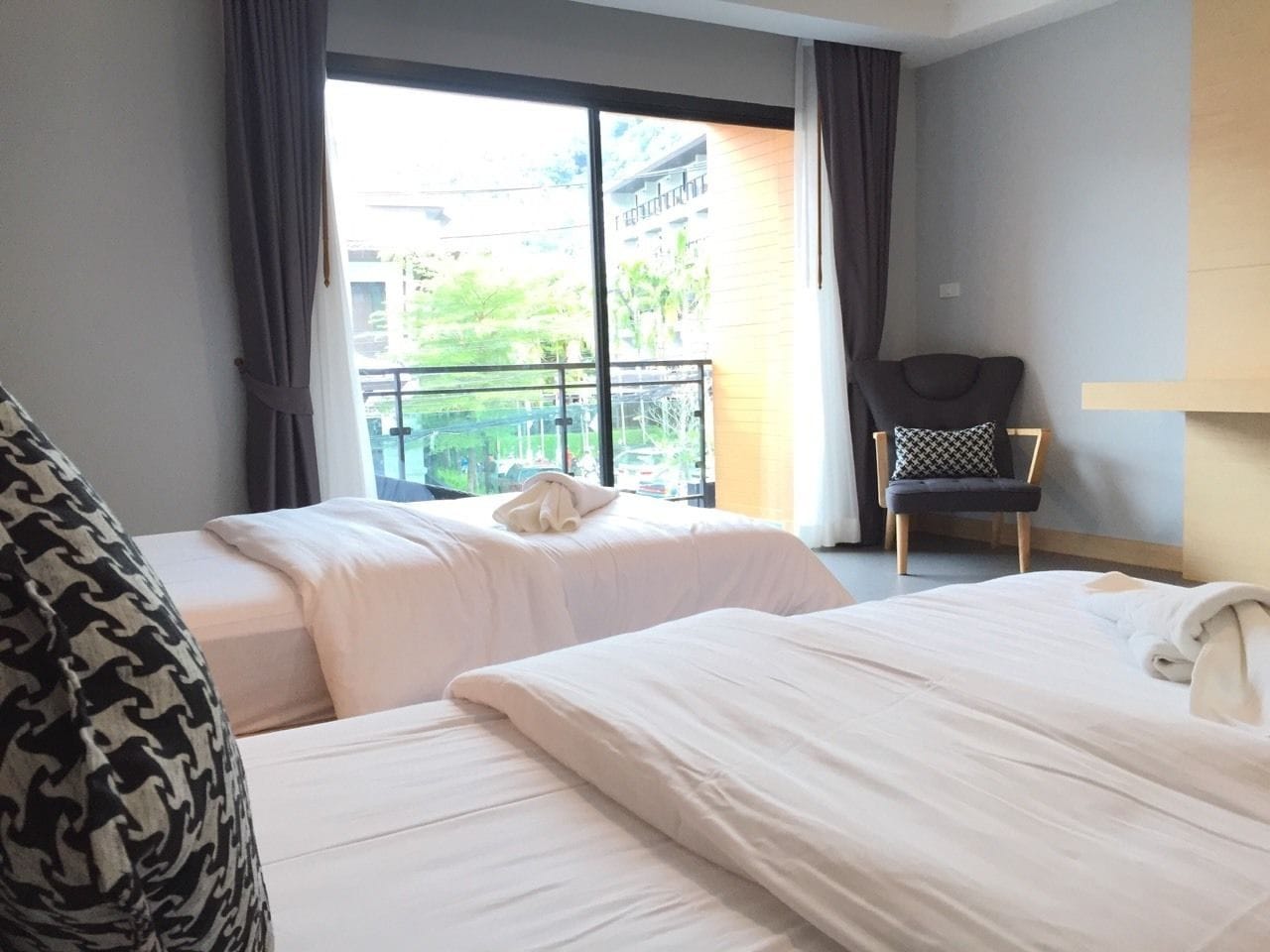 DELUXE, TWIN BEDS