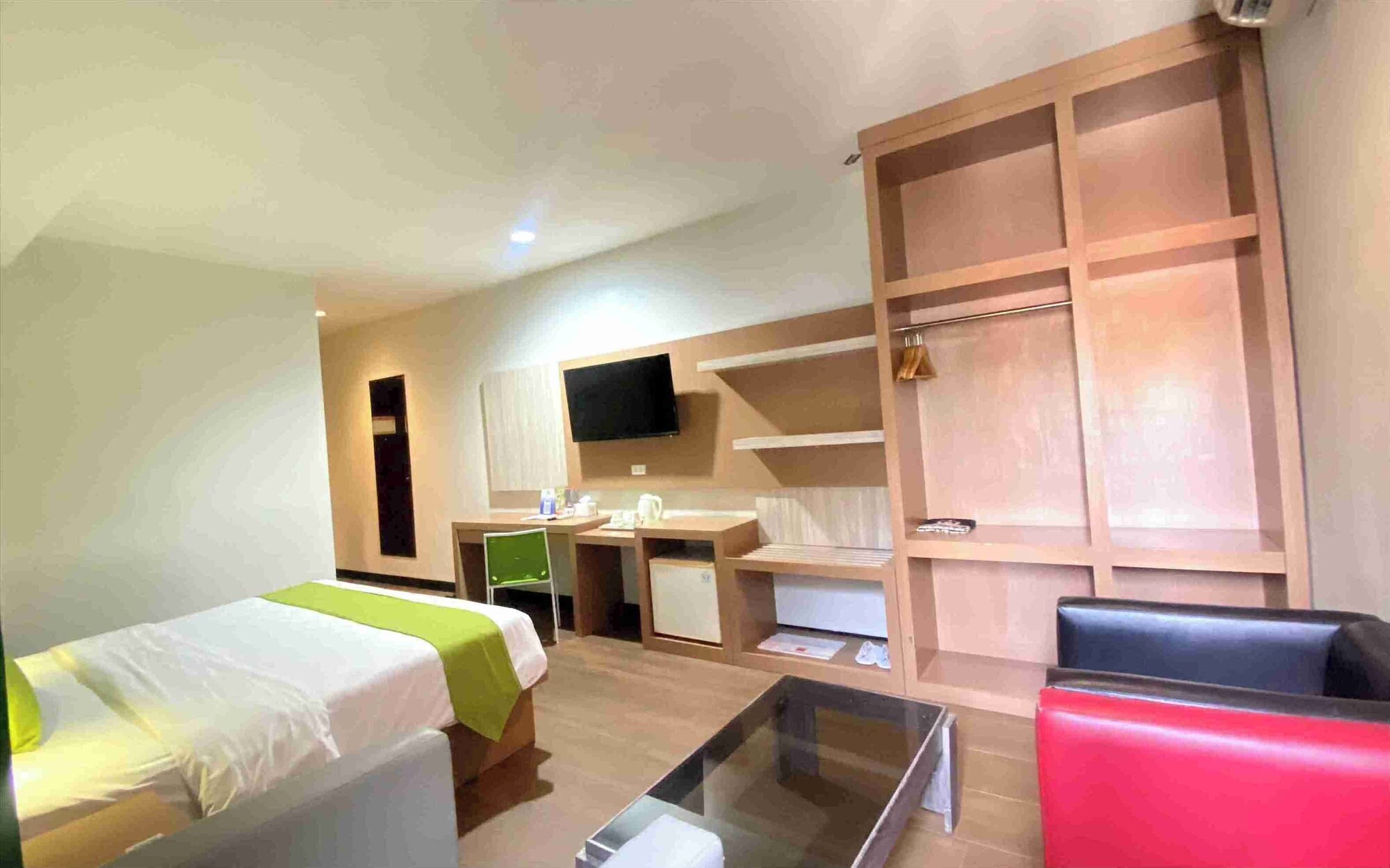 غرفة عائلية بسرير مزدوج وسرير فردي، Hotel Candi Indah - Akpol Semarang 9/10