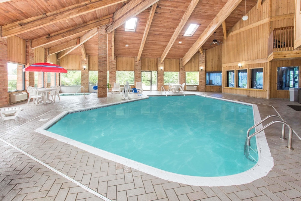 Baymont By Wyndham Muskegon 27/49