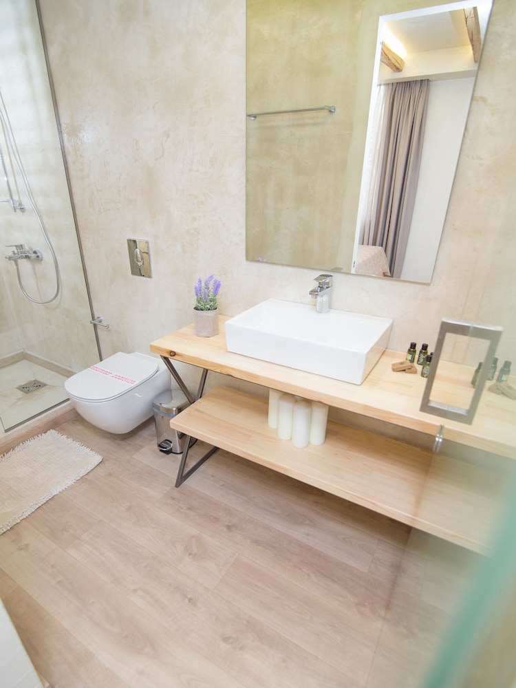 Panellinion Luxury Rooms 37/41