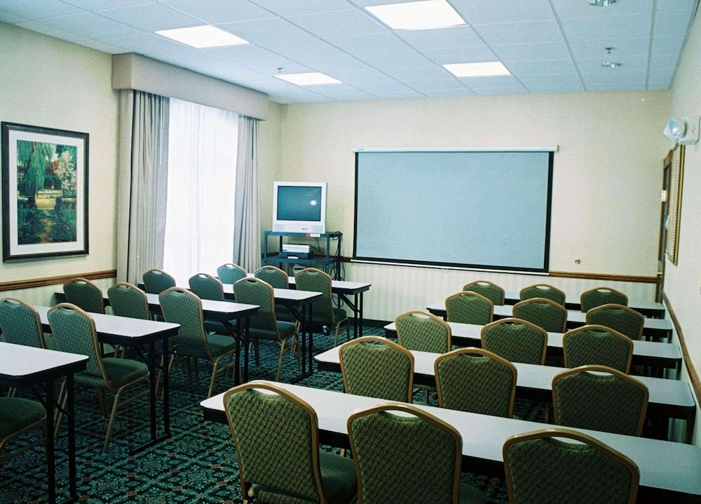 Country Inn & Suites by Radisson, Brockton (Boston), MA 26/27