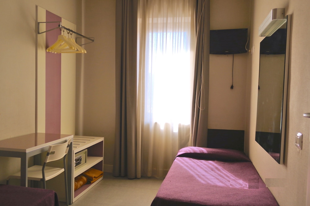 Hotel Mondial 5/28