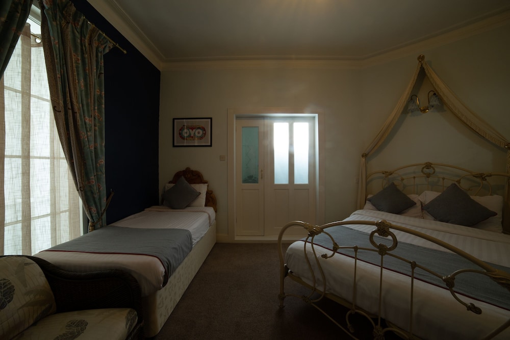 FINES BAYLIWICK HOTEL 20/28