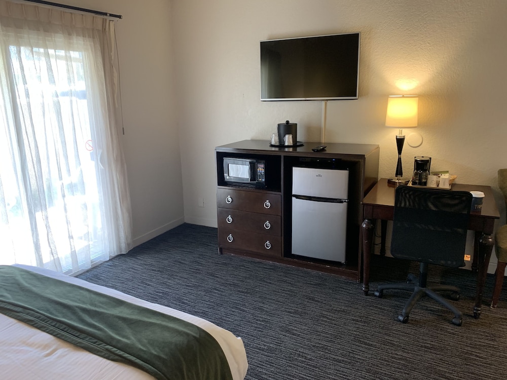 Cannery Row Inn 53/69