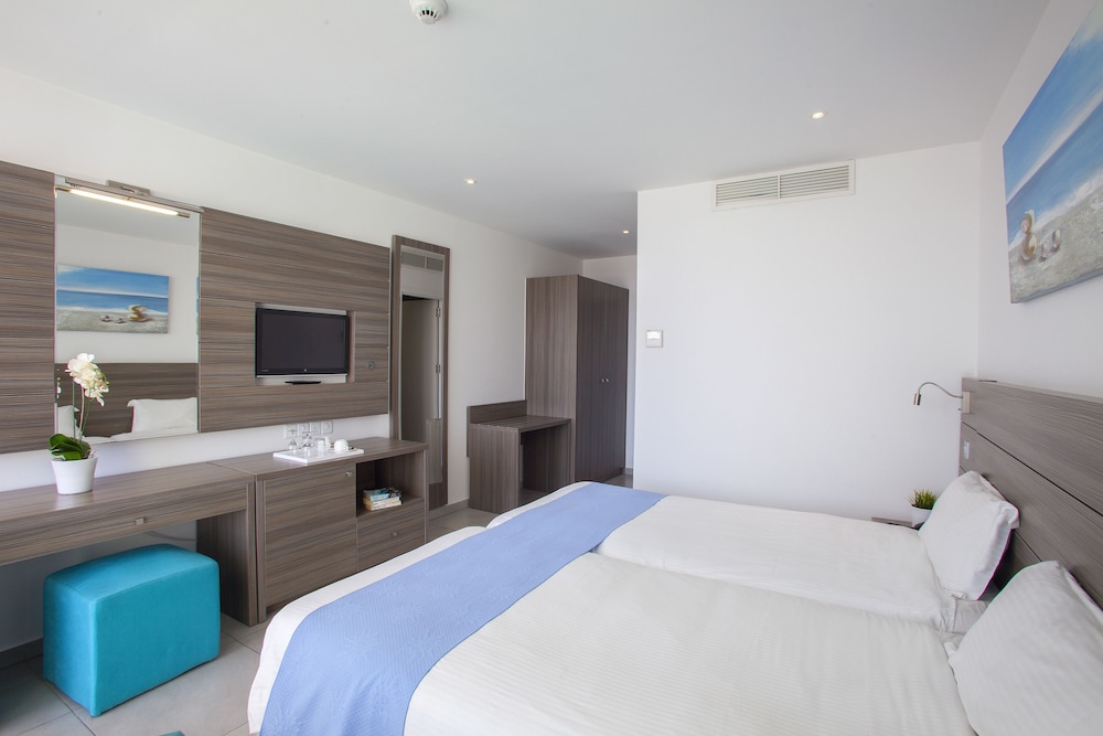 Limanaki Beach Hotel & Suites 11/36