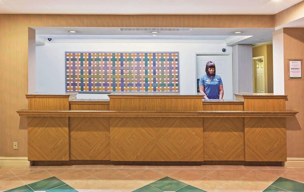 La Quinta Inn & Suites by Wyndham Dallas DFW Airport North 12/55