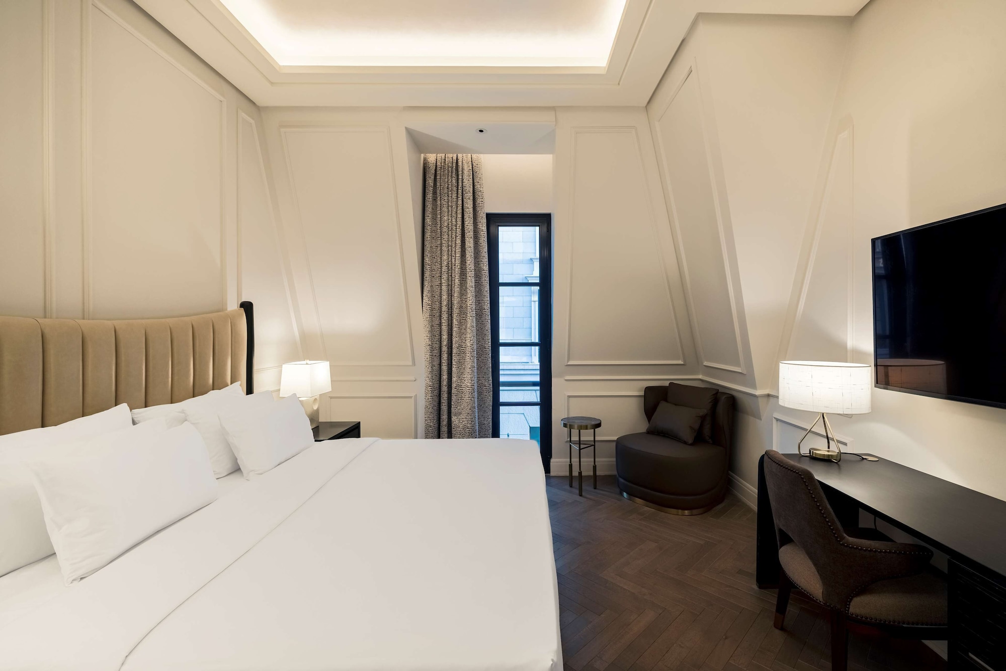2 Bedrooms, Penthouse Suite, 2 King Beds, Living Area