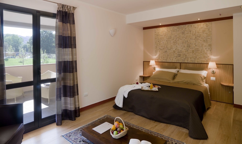DELUXE, DOUBLE BED