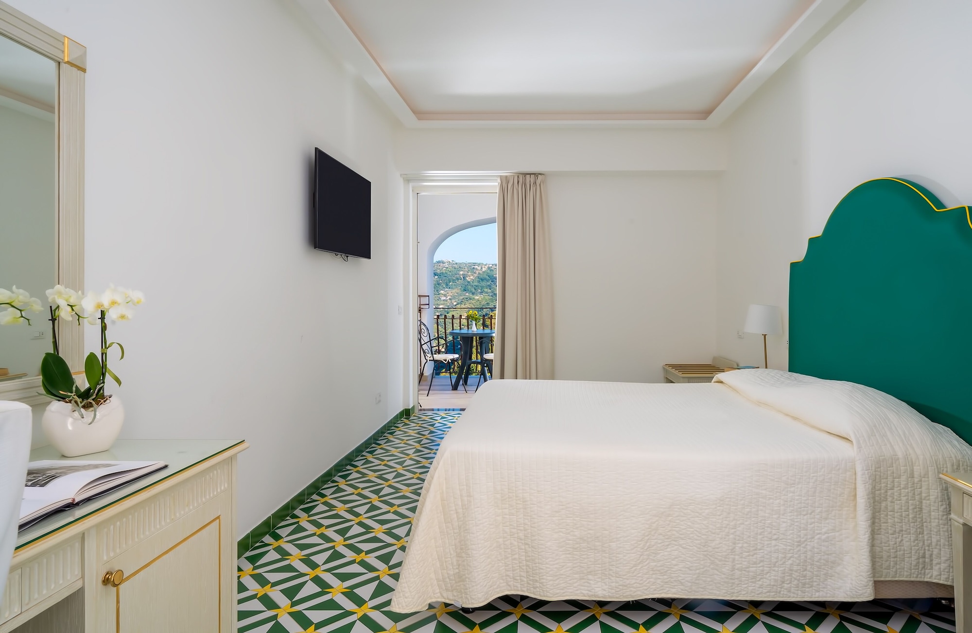 CLASSIC, PARTIAL SEA VIEW, BALCONY