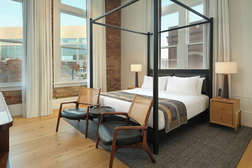 1 Bedroom, Suite, King Bed, with View