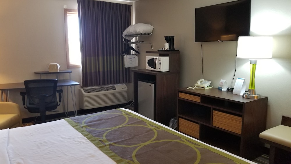 Super 8 By Wyndham St. Cloud 17/26