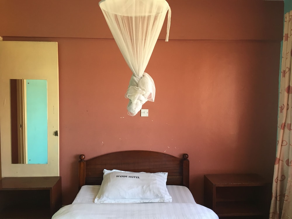 Nyam Hotel 5/26