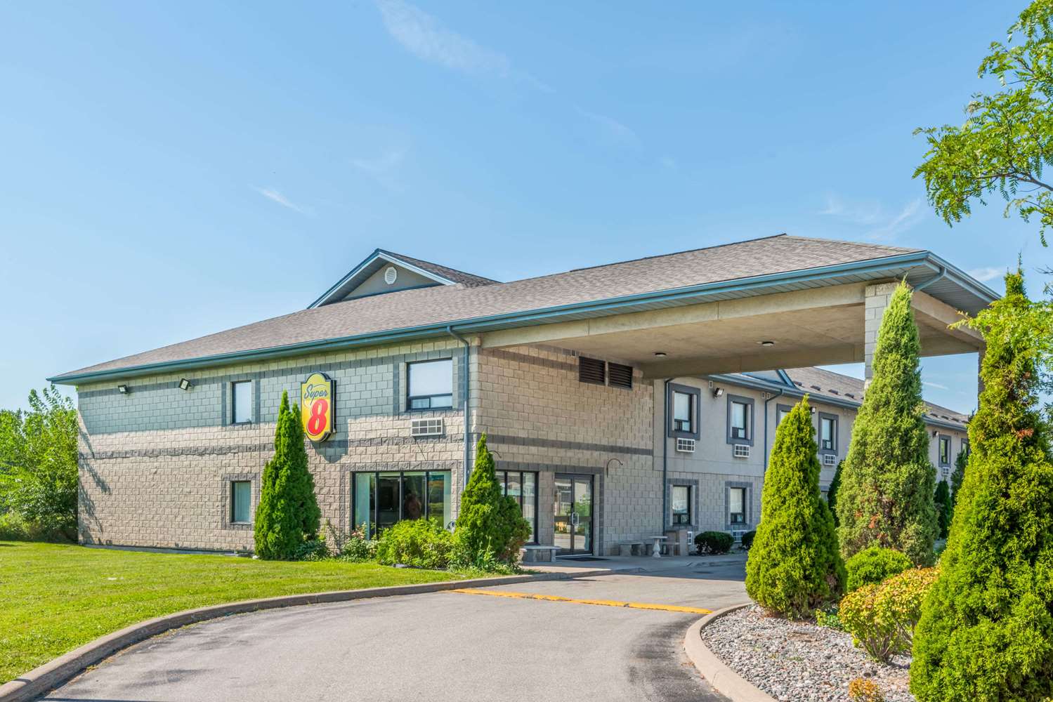 Super 8 by Wyndham Ambassador Bridge Windsor ON 3/28