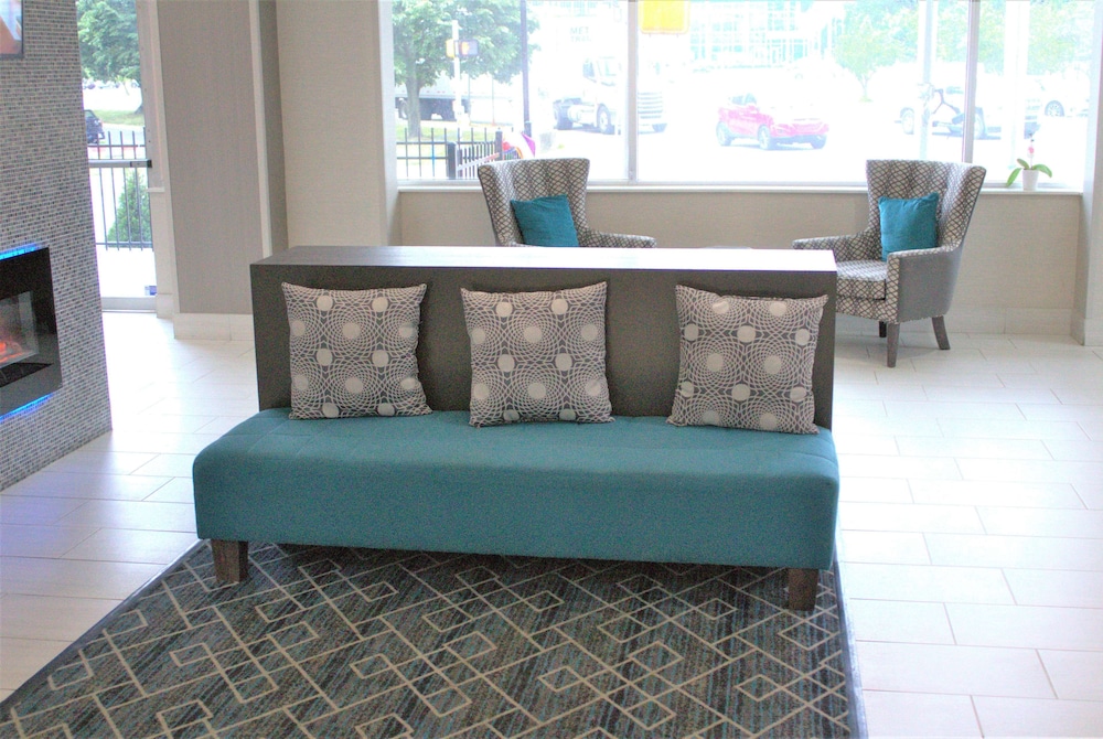La Quinta Inn and Suites by Wyndham Indianapolis Downtown 6/50