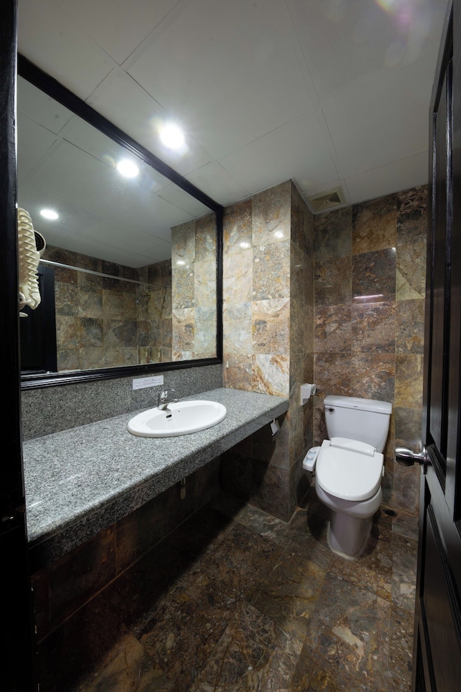 Azumaya Hotel Phnom Penh 48/50