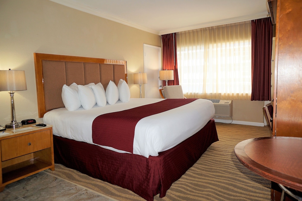 Ocean Sky Hotel And Resort 25/76