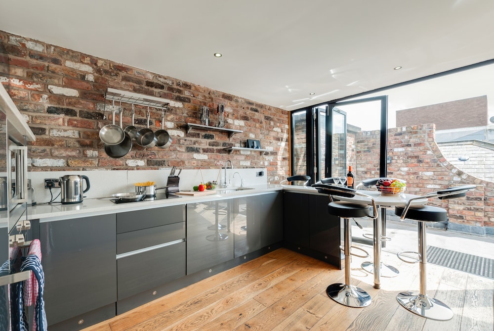 Base Serviced Apartments - Sir Thomas Street 46/57