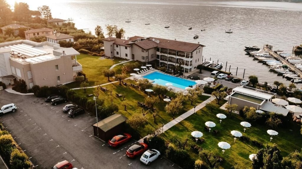Bella Hotel & Restaurant 42/55