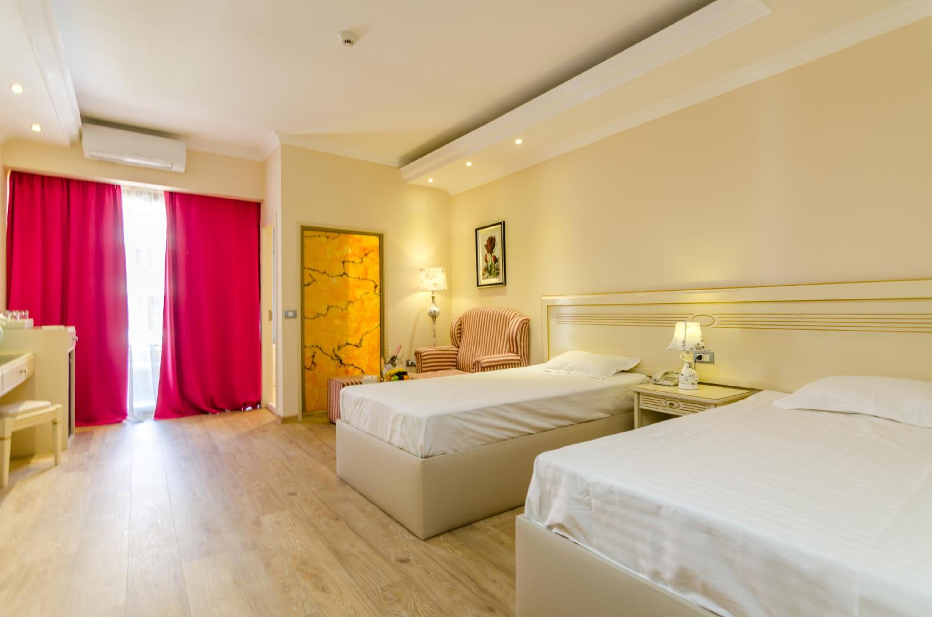 Room, Twin Beds, Lateral Side Sea View, Balcony