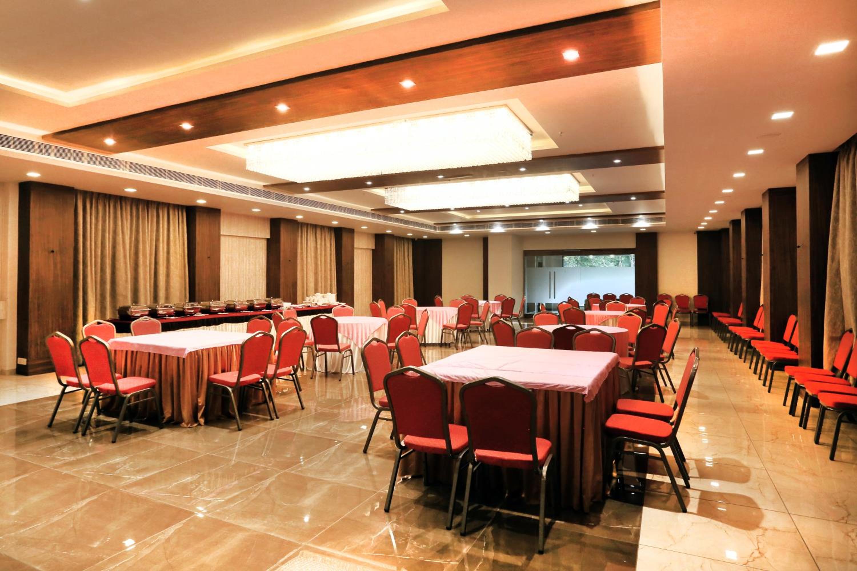 OYO Premium Vastrapur Lake 56/63