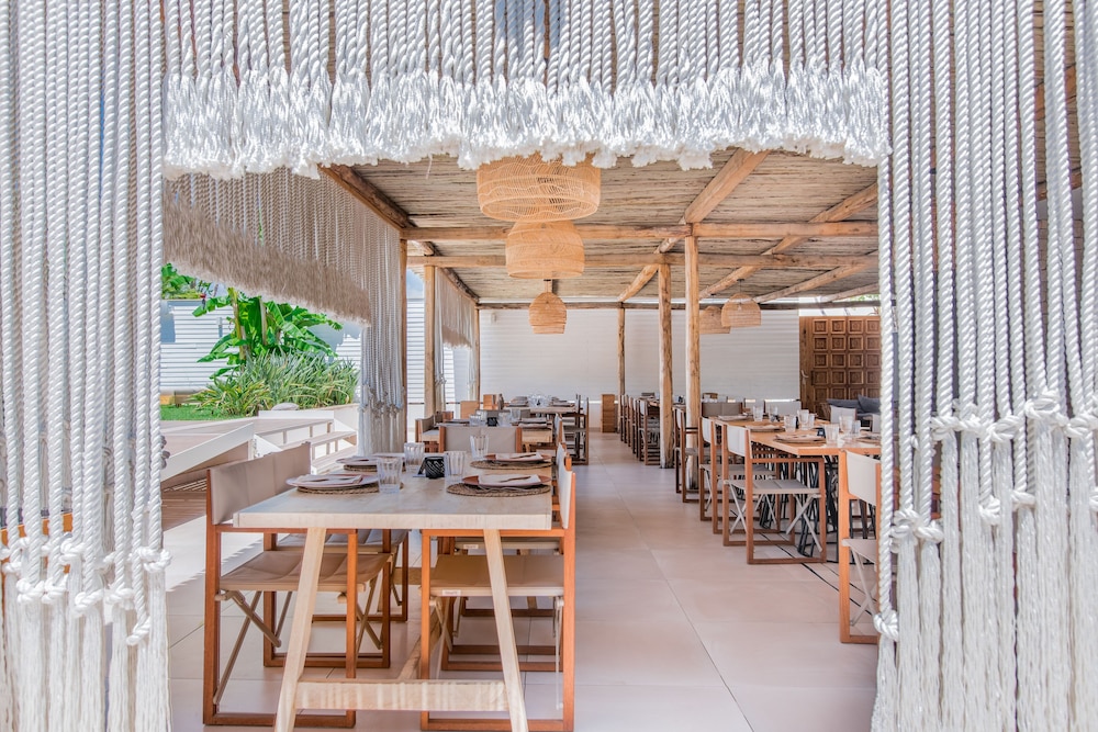 Cumeja Beach Club Hotel 36/52