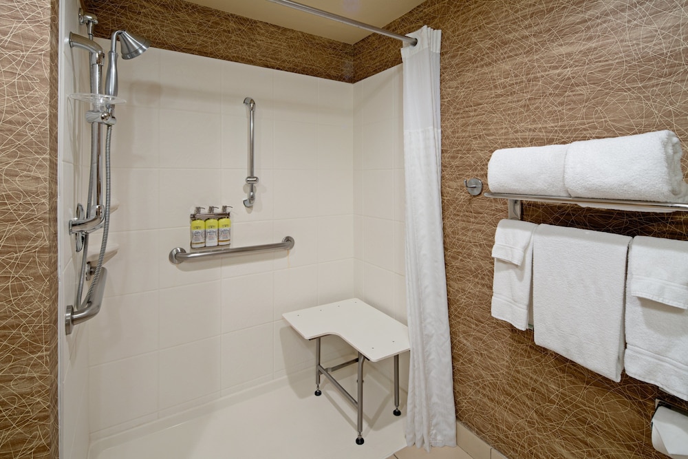Holiday Inn Express Port Hueneme 9/38