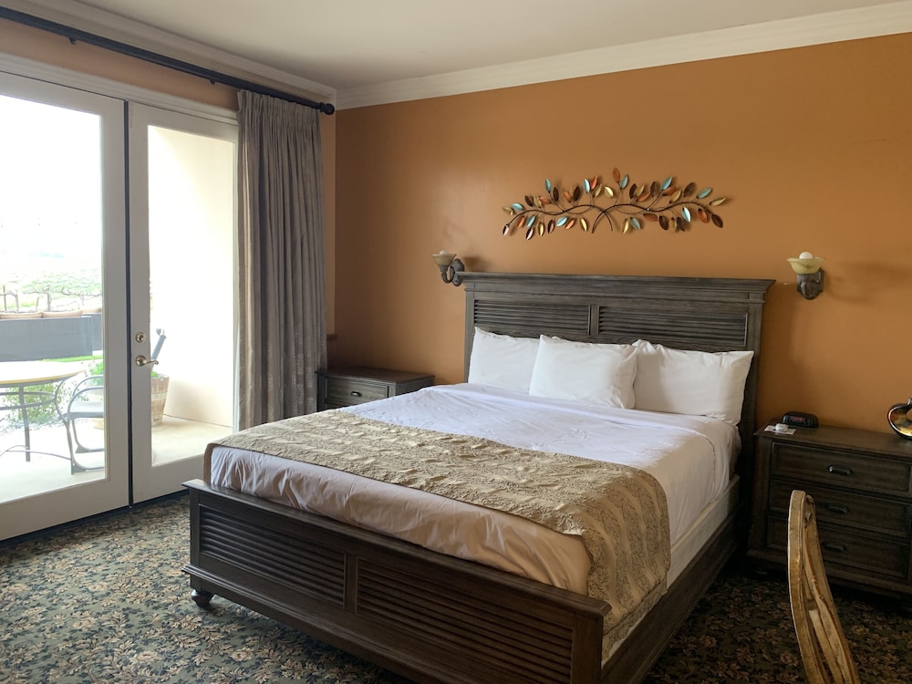 Standard, King Bed, Vineyard View