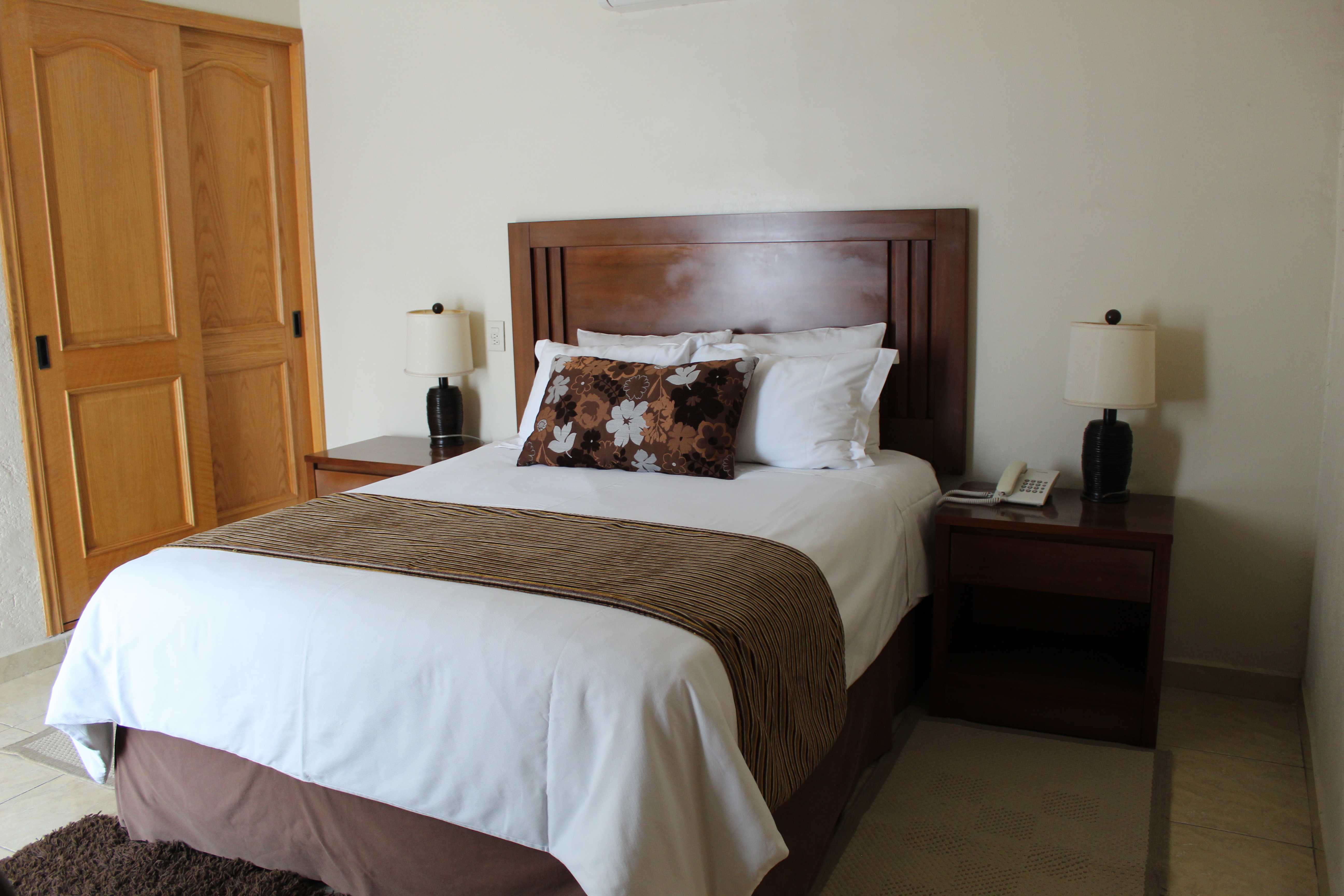 Petite, Suite, Queen Bed