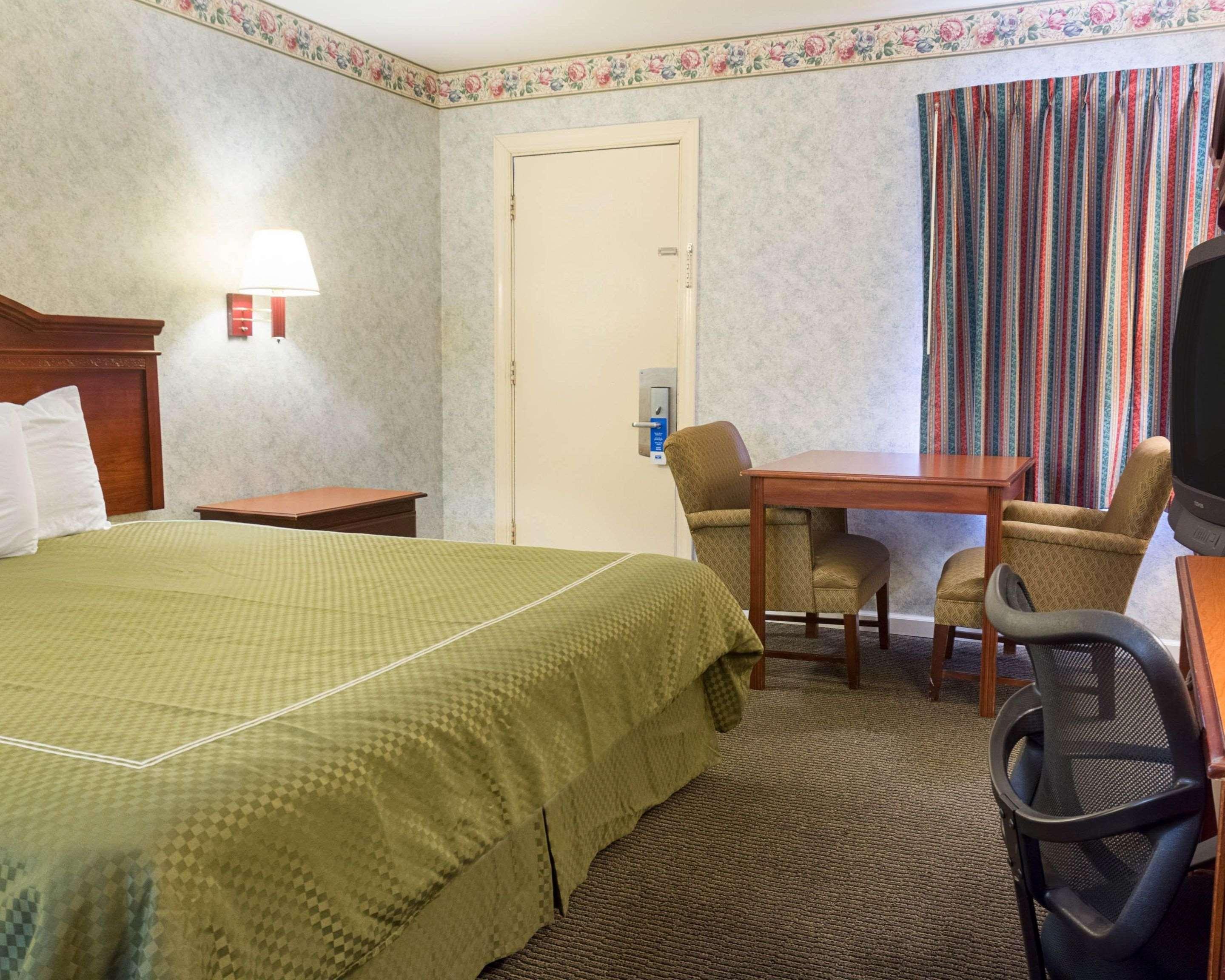 Rodeway Inn &amp; Suites Williamsburg 8/26