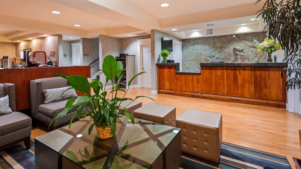 Best Western Cedar Inn & Suites 8/36