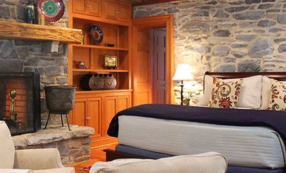 Hawthorn, Suite, King Bed, South Wing