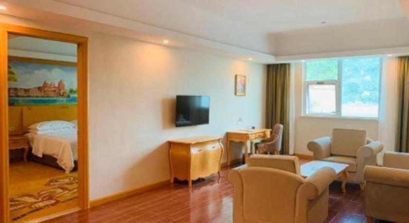 Vienna Hotel (Huizhoushi Lilin North Station) 43/58