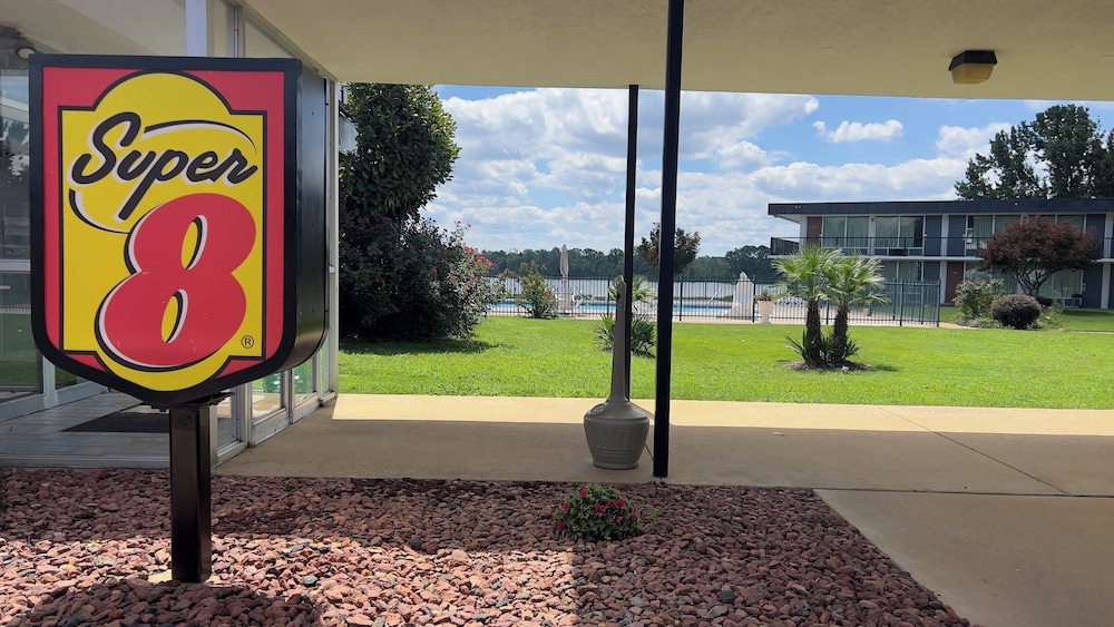 Super 8 by Wyndham Riverside AL 17/44