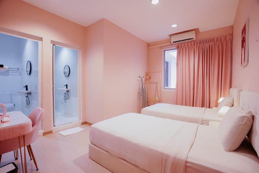 DELUXE, TWIN BEDS
