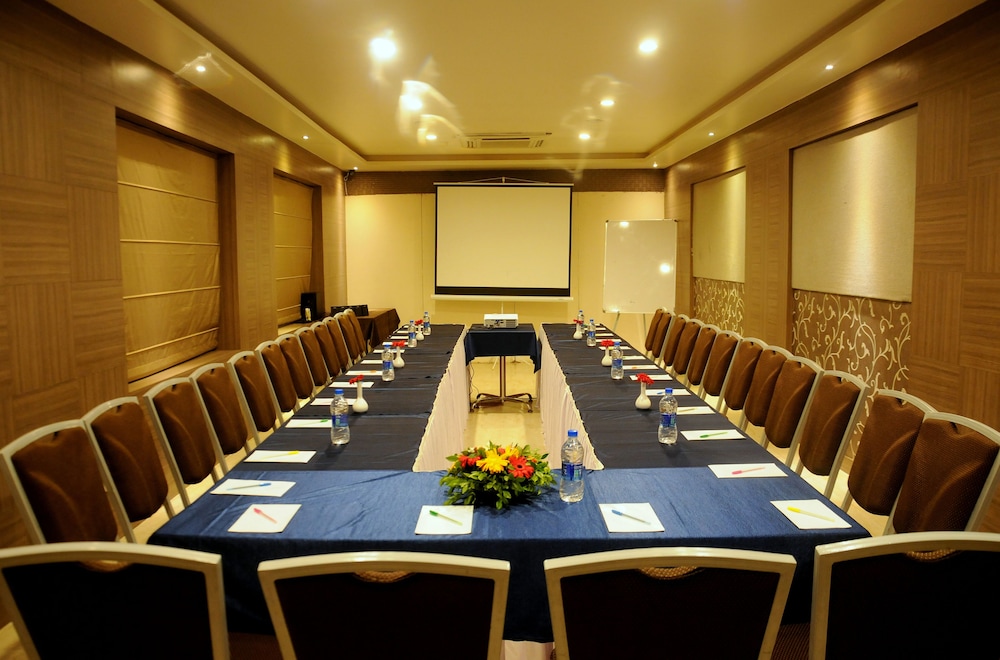 HOTEL MADHAV 29/34