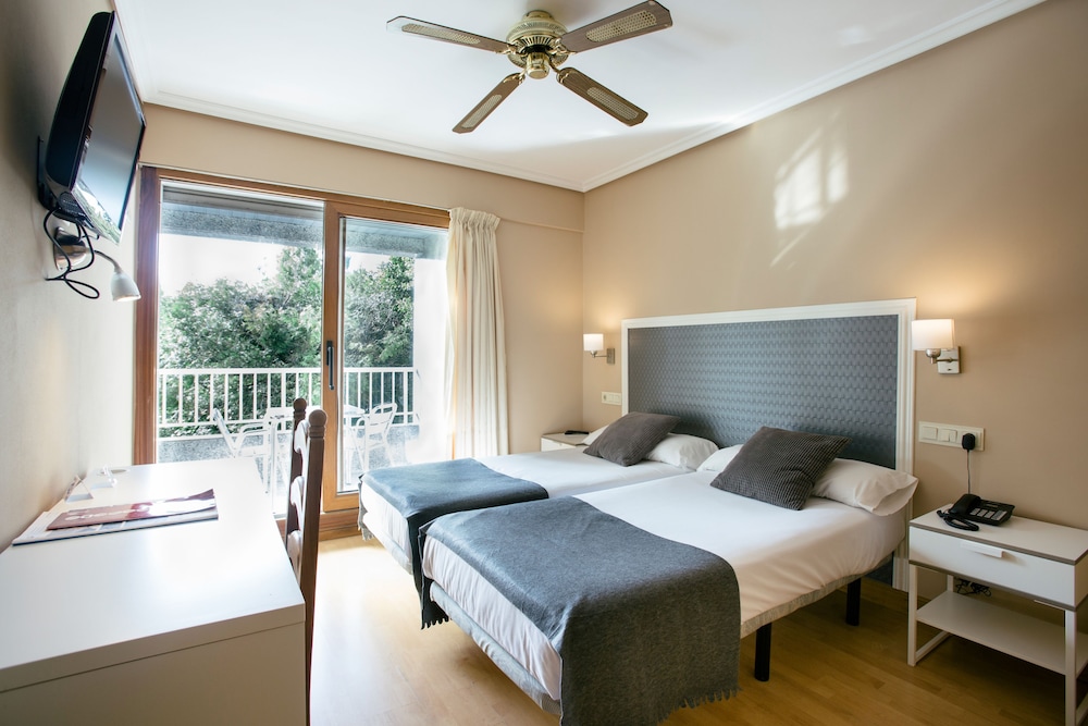 ROOM, TWIN BEDS