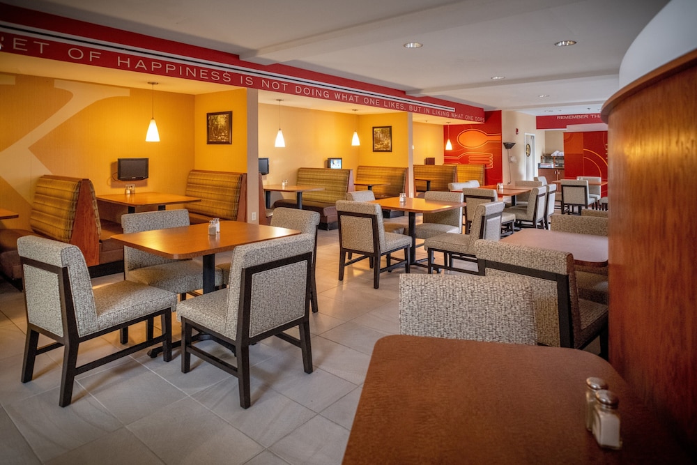 Holiday Inn Hotel & Suites Beckley 45/58