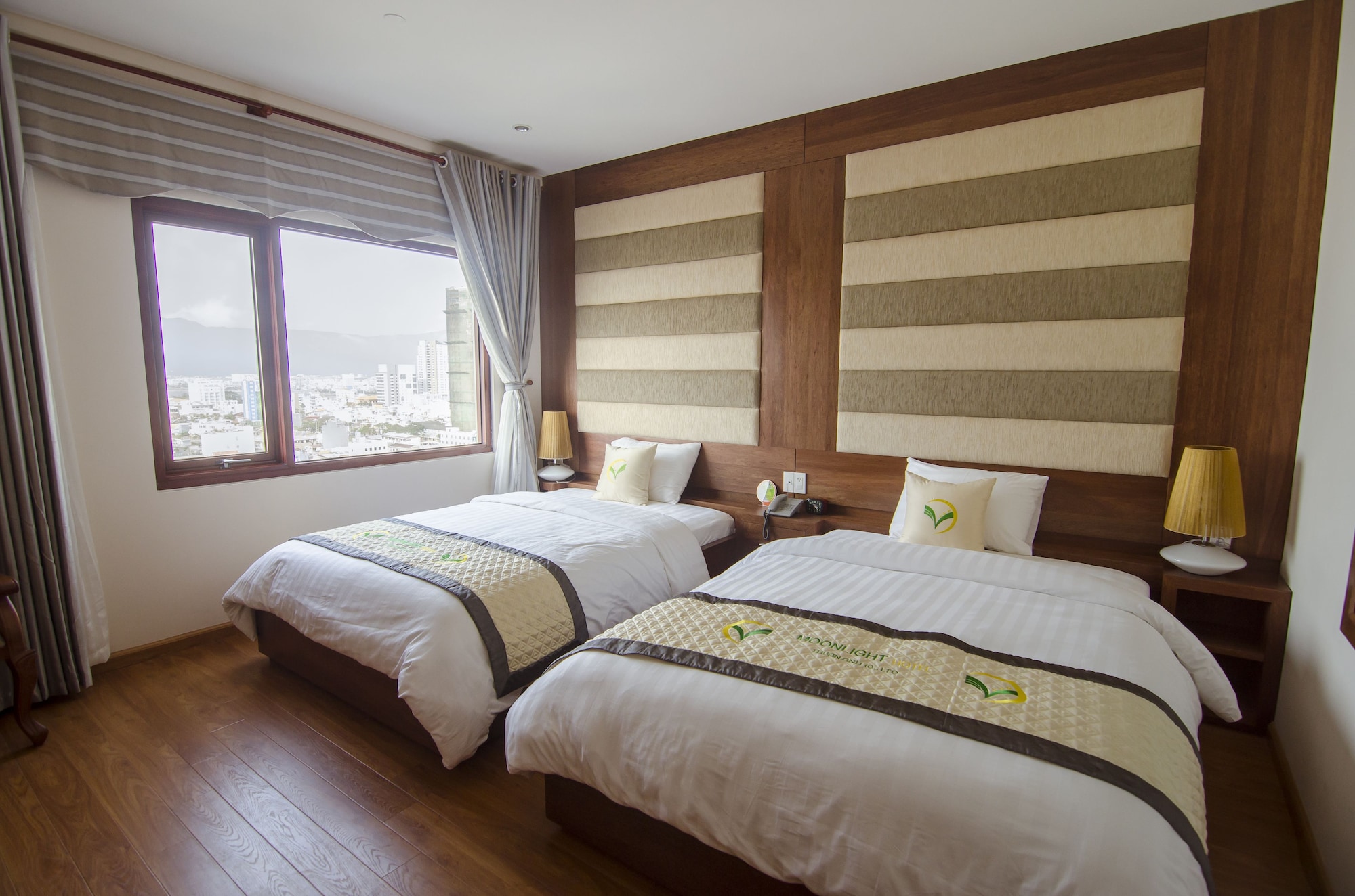DELUXE, TWIN BEDS