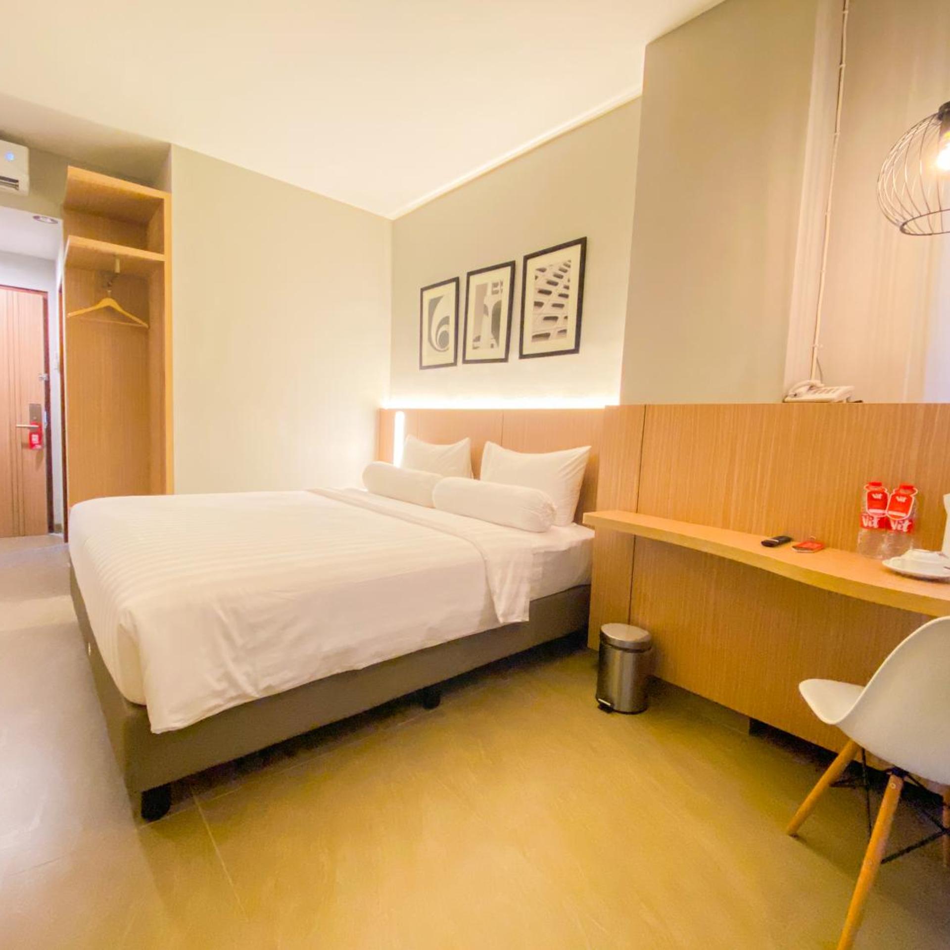 Front One King Hotel Tuban 26/68