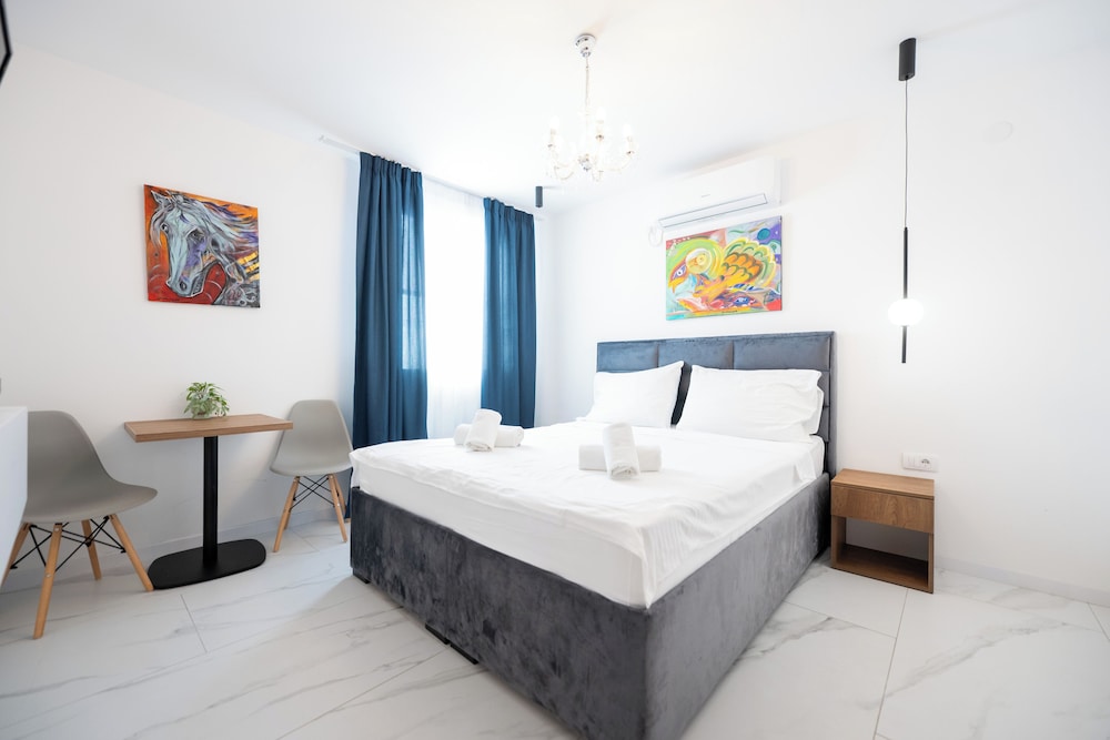 Kings Palace Suites 24/50