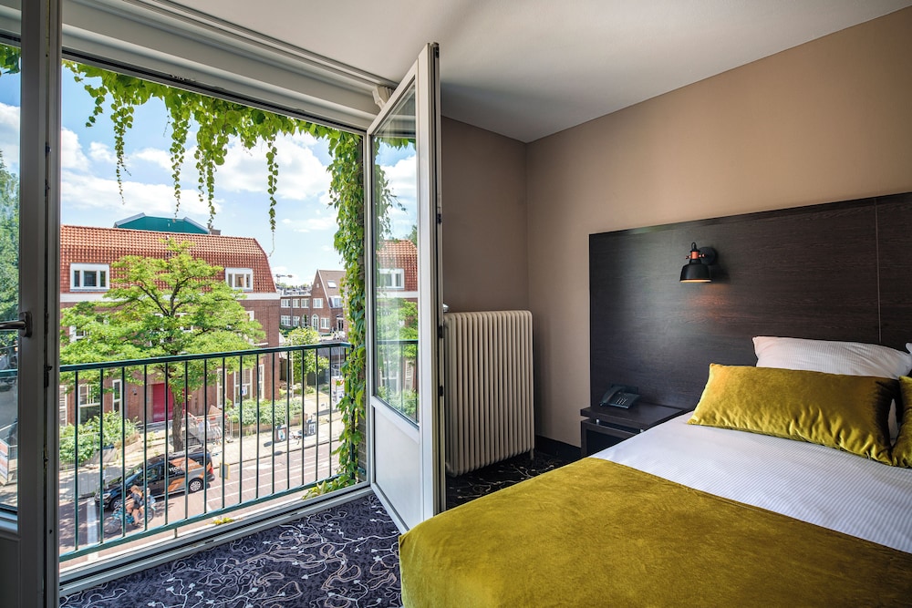 STANDARD, TRIPLE, FRENCH BALCONY