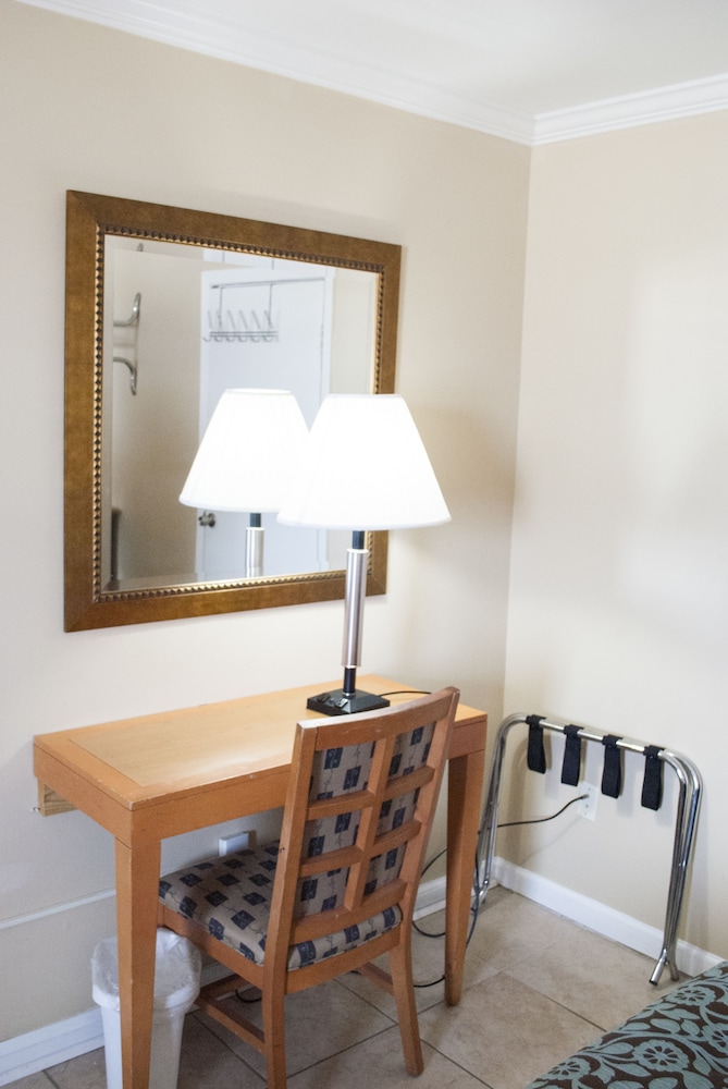 Boardwalk Hotel Charlee Beach House Rentals 17/50