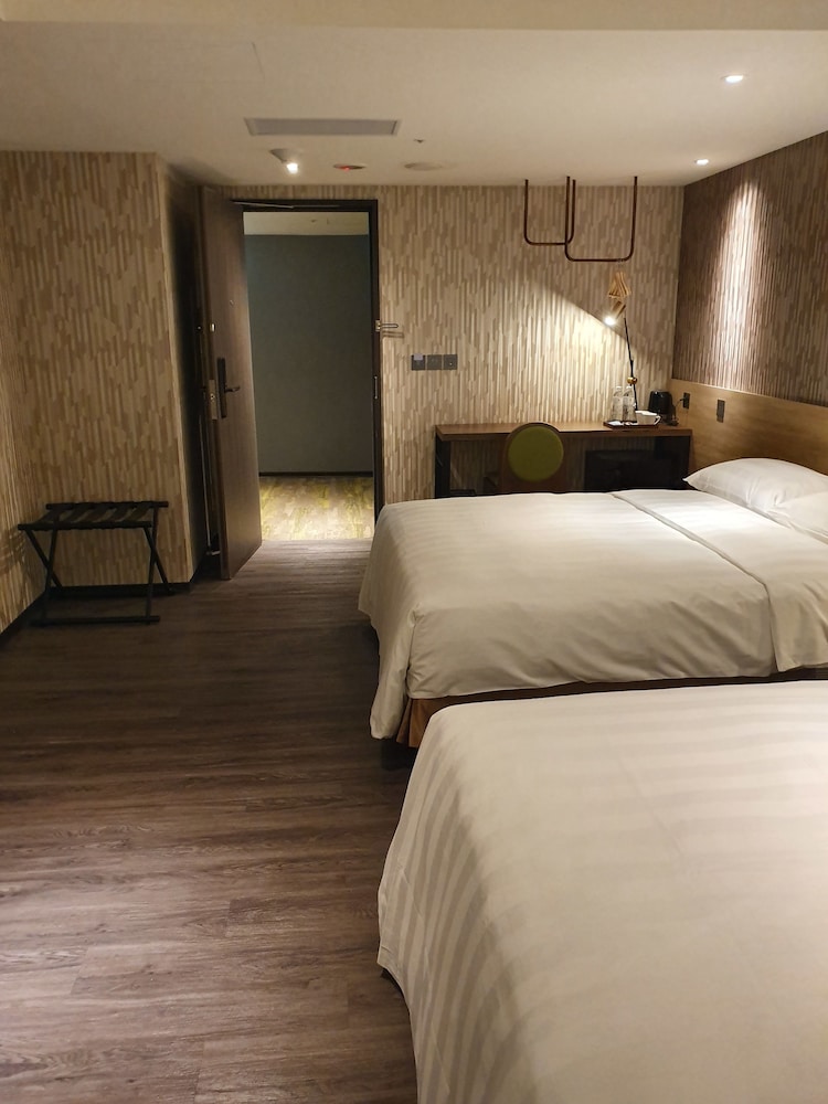 Deluxe, Quadruple, 2 Queen Beds, No Window