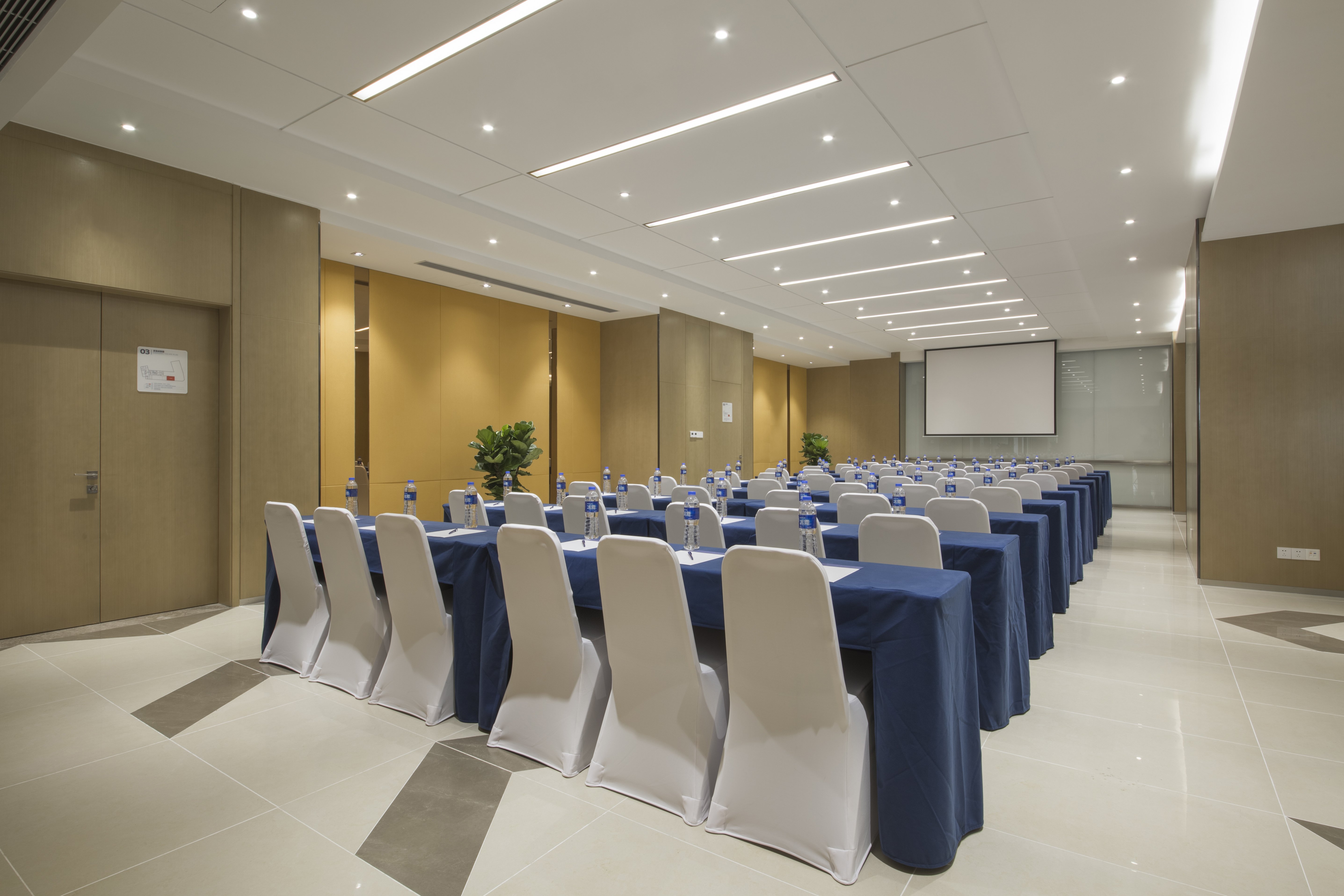 HOLIDAY INN EXPRESS ZHENGZHOU LONGZI LAKE 17/22