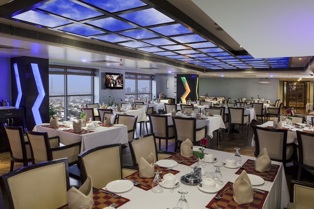 Le Lac Sarovar Portico 36/56