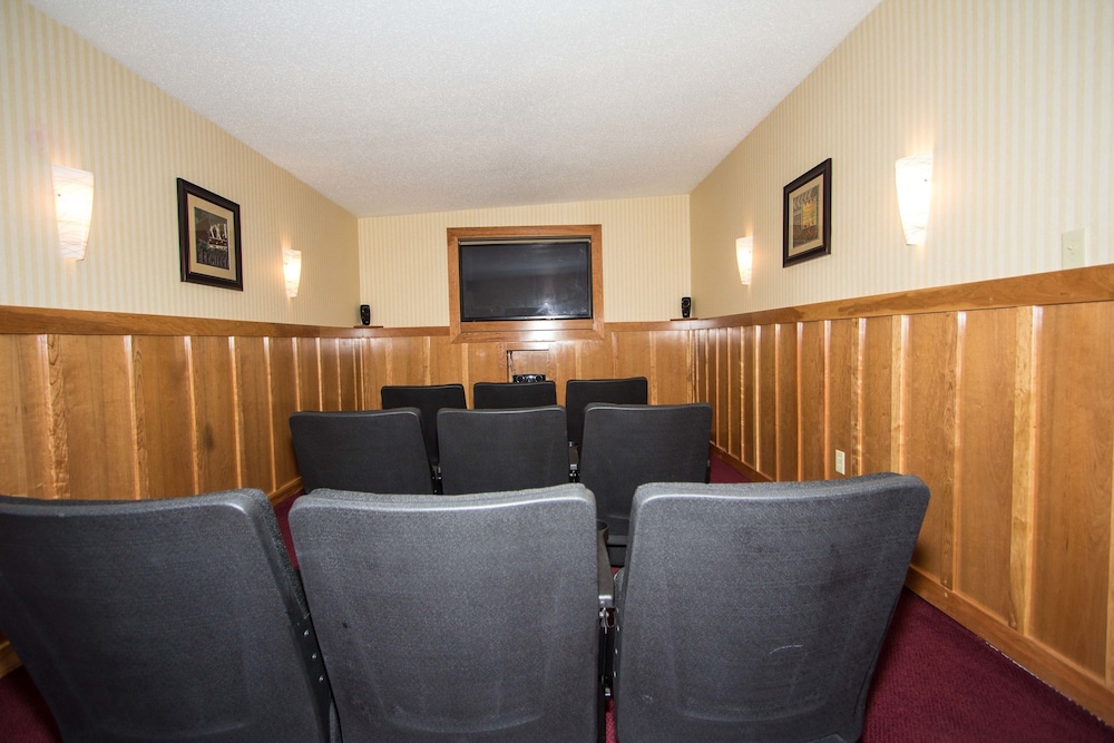 Red Roof Inn & Suites Newport News 7/48