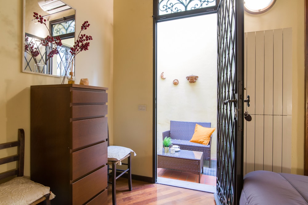 Florence Ariento Romantic Apartment 27/32
