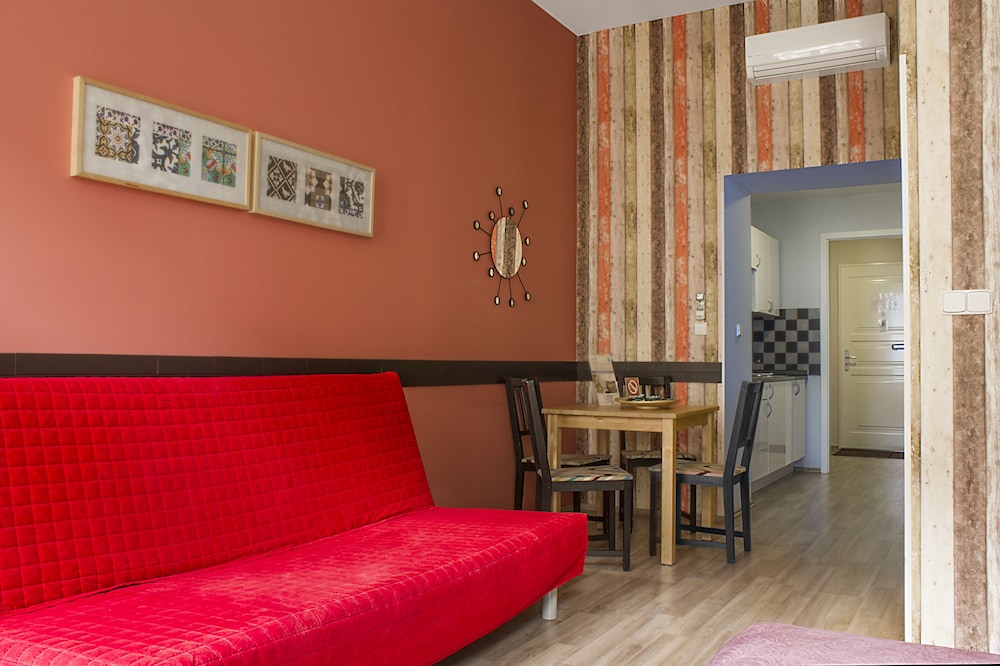 Royal Court Apartments 56/66