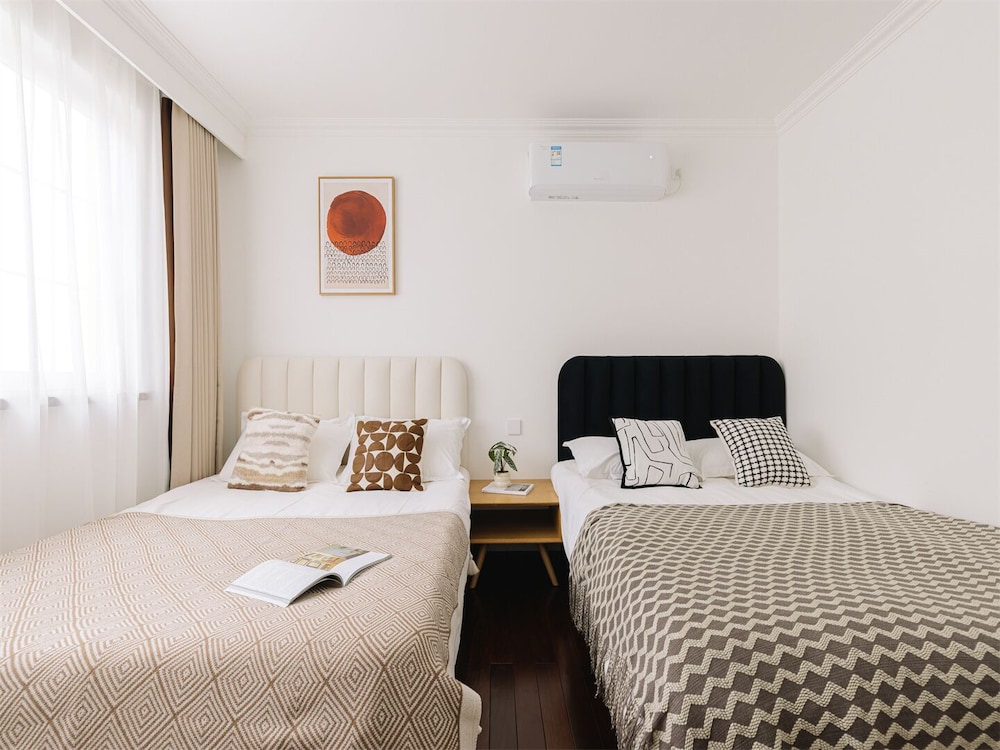 4 Bedrooms, Senior, Apartment, Futon Bed, 2 Queen Beds, City View, Bathtub، Book and Bed-People's Square 9/10