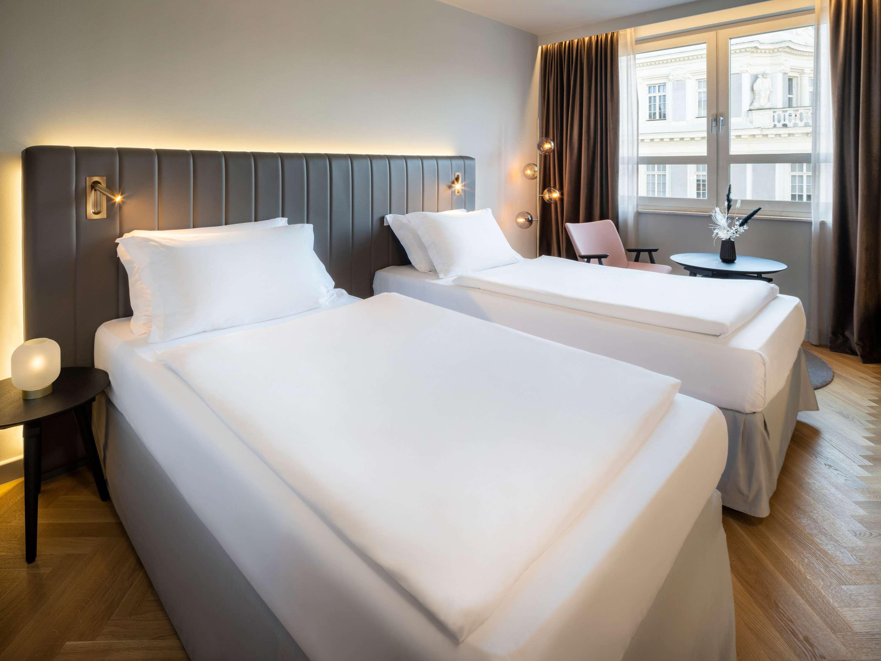 DELUXE, KING BED